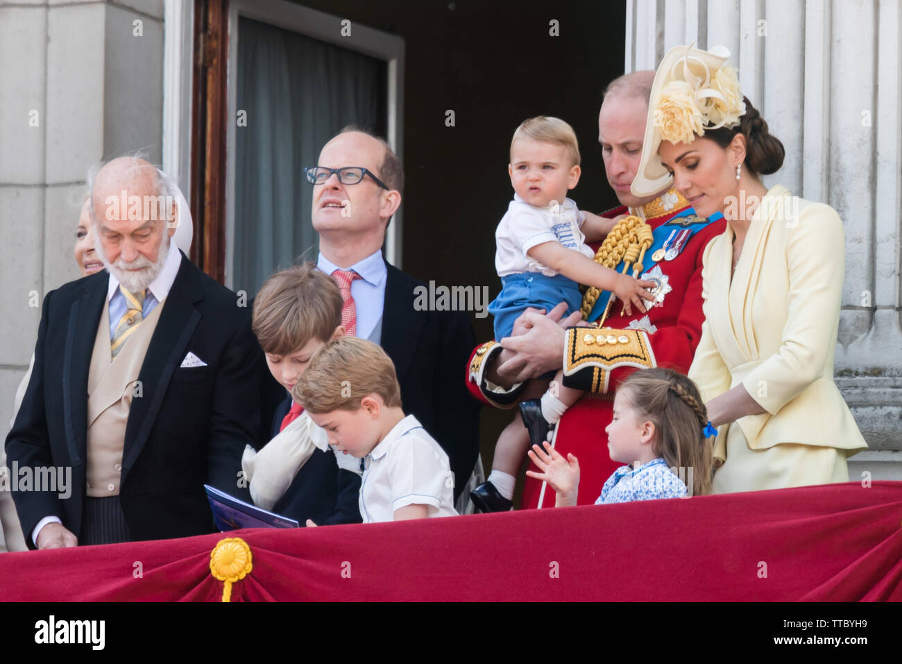 5 años de Prince George Cambridge agarra la RAF flypast folleto desde el Príncipe Michael de Kent's manos.El Palacio de Buckingham balcón, Trooping el Color Foto de stock