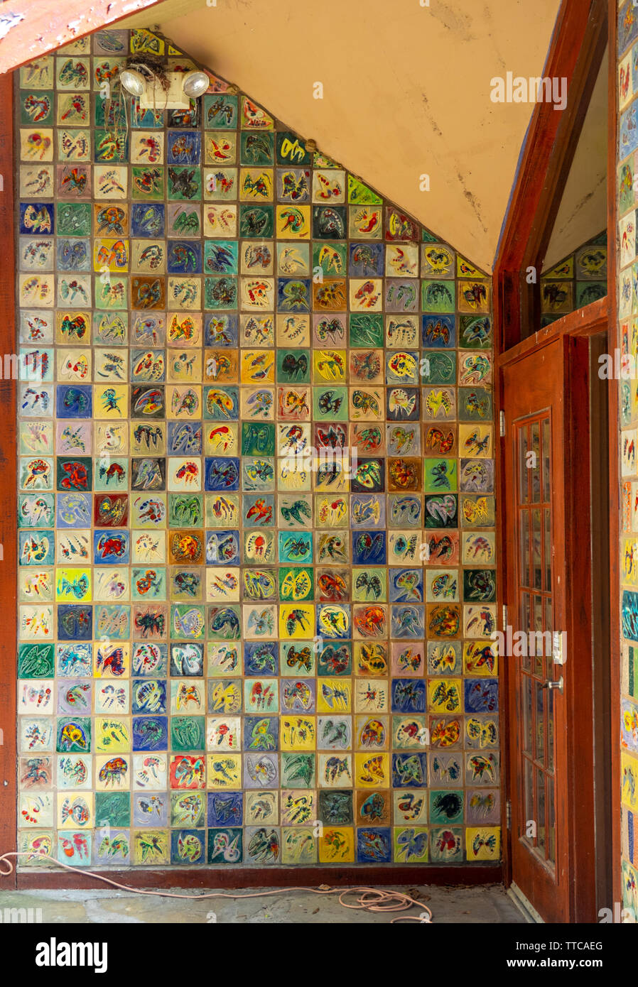 Coloridos azulejos en una pared de la entrada a un edificio. Foto de stock
