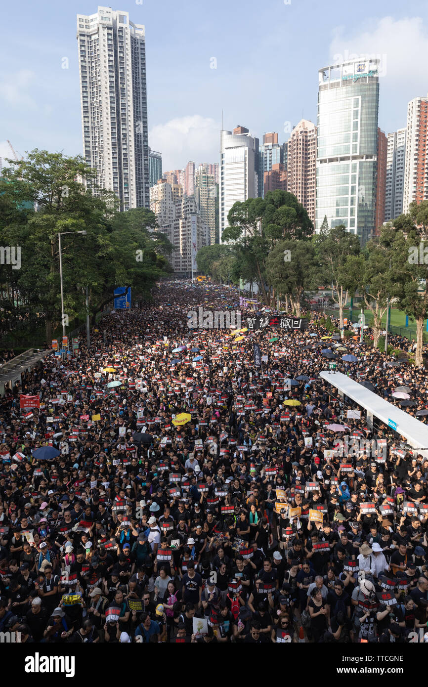Hong Kong, China. El 16 de junio de 2019. Los manifestantes toman las calles visten de negro y llevar flores blancas para expresar ira continuó durante la manipulación de la ley de extradición y la consiguiente violencia. Crédito: Danny Tsai/Alamy Live News Foto de stock