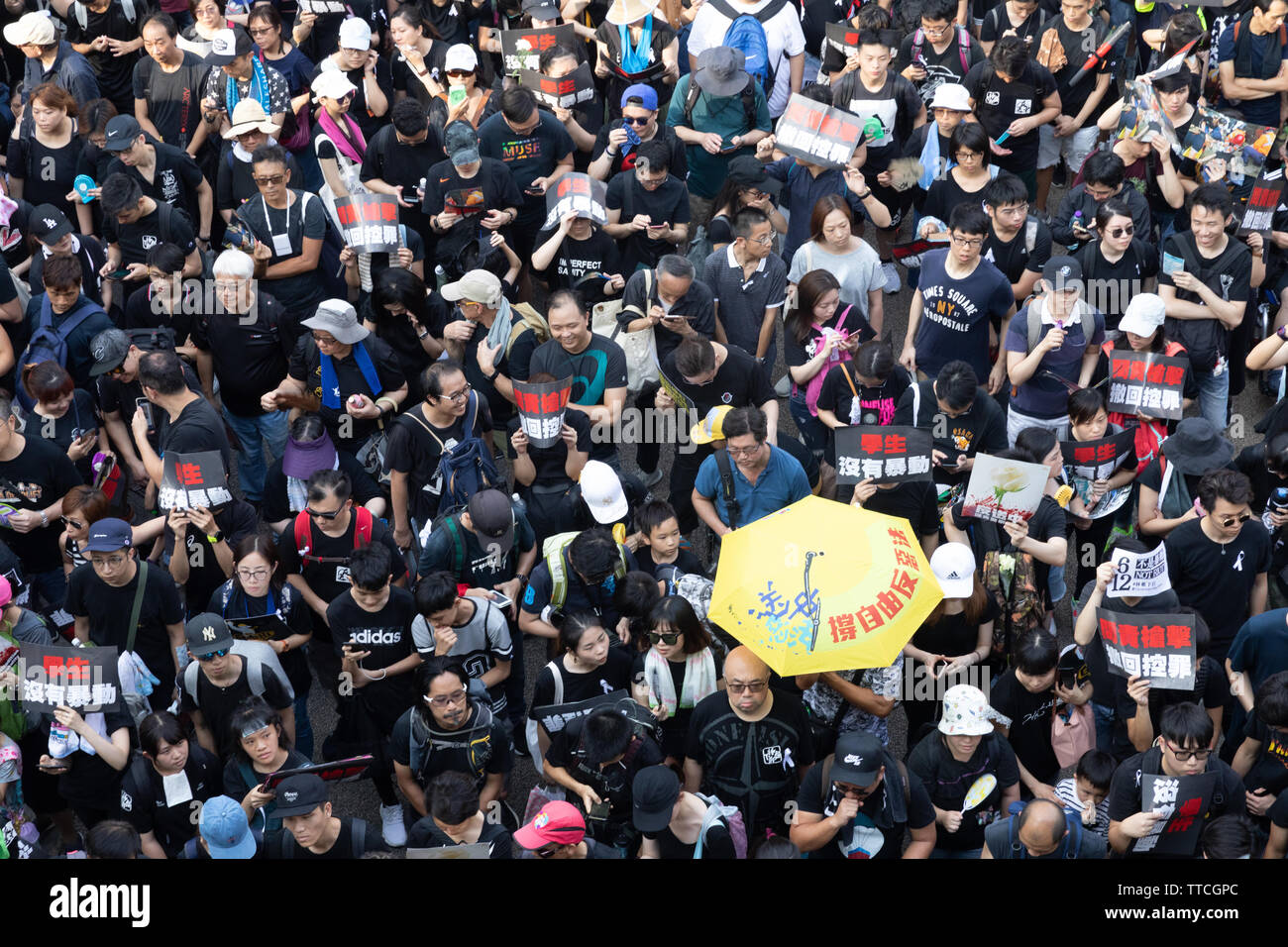 Hong Kong, China. El 16 de junio de 2019. Los manifestantes toman las calles visten de negro y llevar flores blancas para expresar ira continuó durante la manipulación de la ley de extradición y la consiguiente violencia. Crédito: Danny Tsai/Alamy Live News Foto de stock