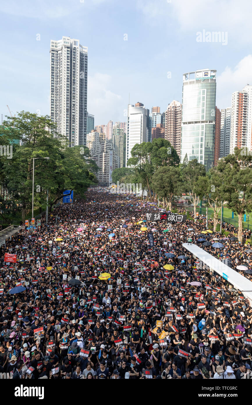 Hong Kong, China. El 16 de junio de 2019. Los manifestantes toman las calles visten de negro y llevar flores blancas para expresar ira continuó durante la manipulación de la ley de extradición y la consiguiente violencia. Crédito: Danny Tsai/Alamy Live News Foto de stock