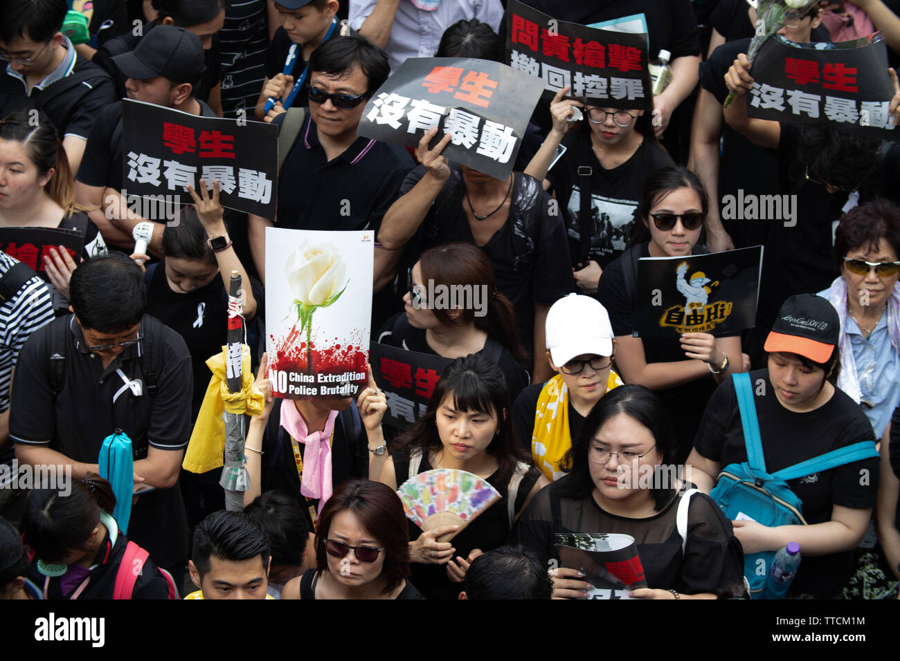 Hong Kong, Hong Kong. El 16 de junio, 2019. Los manifestantes toman las calles visten de negro y llevar el blanco. Crédito: Danny Tsai/Alamy Live News Foto de stock
