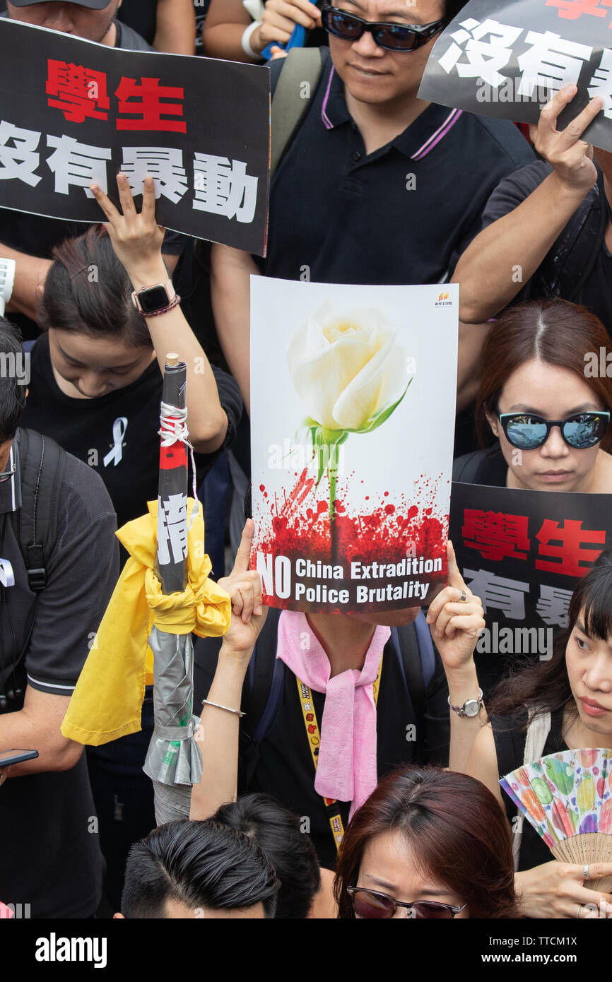 Hong Kong, Hong Kong. El 16 de junio, 2019. Manifestantes de Hong Kong mantenga carteles denunciando la violencia contra los alumnos durante las semanas anteriores marchas. Crédito: Danny Tsai/Alamy Live News Foto de stock