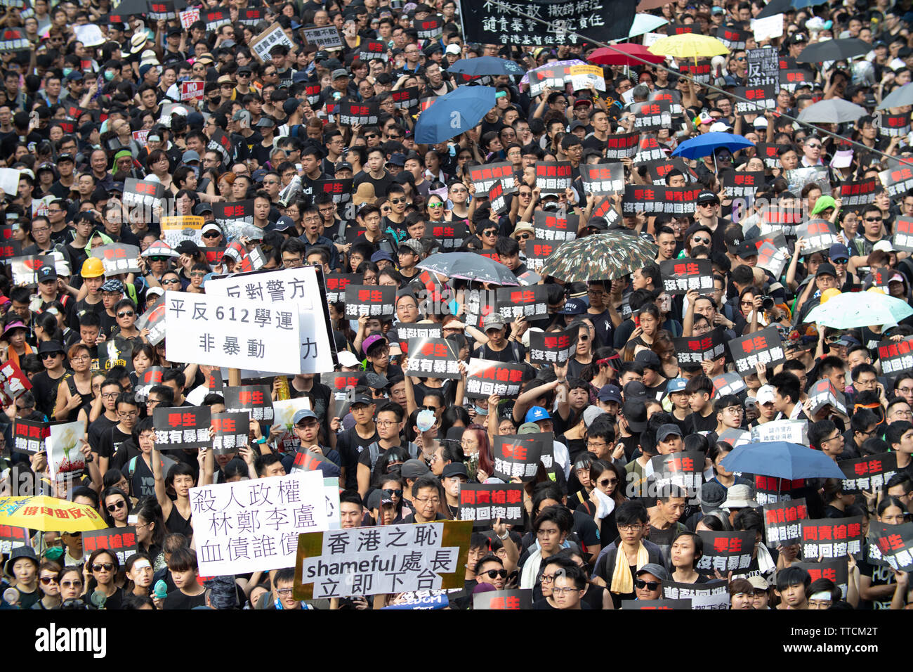 Hong Kong, Hong Kong. El 16 de junio, 2019. Grandes multitudes se reunieron sosteniendo carteles por una serie de denuncias contra el gobierno de Hong Kong. Crédito: Danny Tsai/Alamy Live News Foto de stock