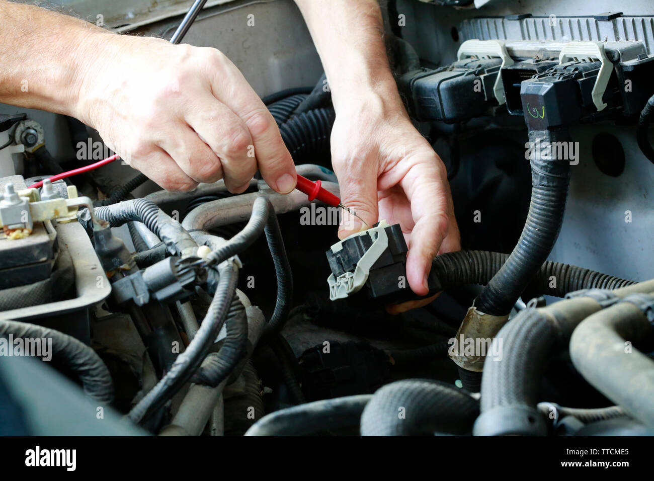 Técnico automotriz solucionar problemas eléctricos en el vehículo/motor del camión Foto de stock
