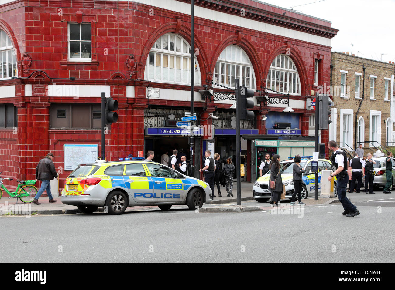 Londres, Reino Unido. El 16 de junio de 2019. Asistir a un policía puñaladas incidente en Tufnell Park Station, de Tufnell Park, Londres, donde un niño de 15 años fue apuñalado en la cara en Brecknock Road. Varios coches de policía y una ambulancia asistieron al incidente de Tufnell Park Station y son vistos fuera de la Mi tienda supermercado y buscar en la cercana estación de sospechosos. Crédito: Paul Brown/Alamy Live News Foto de stock