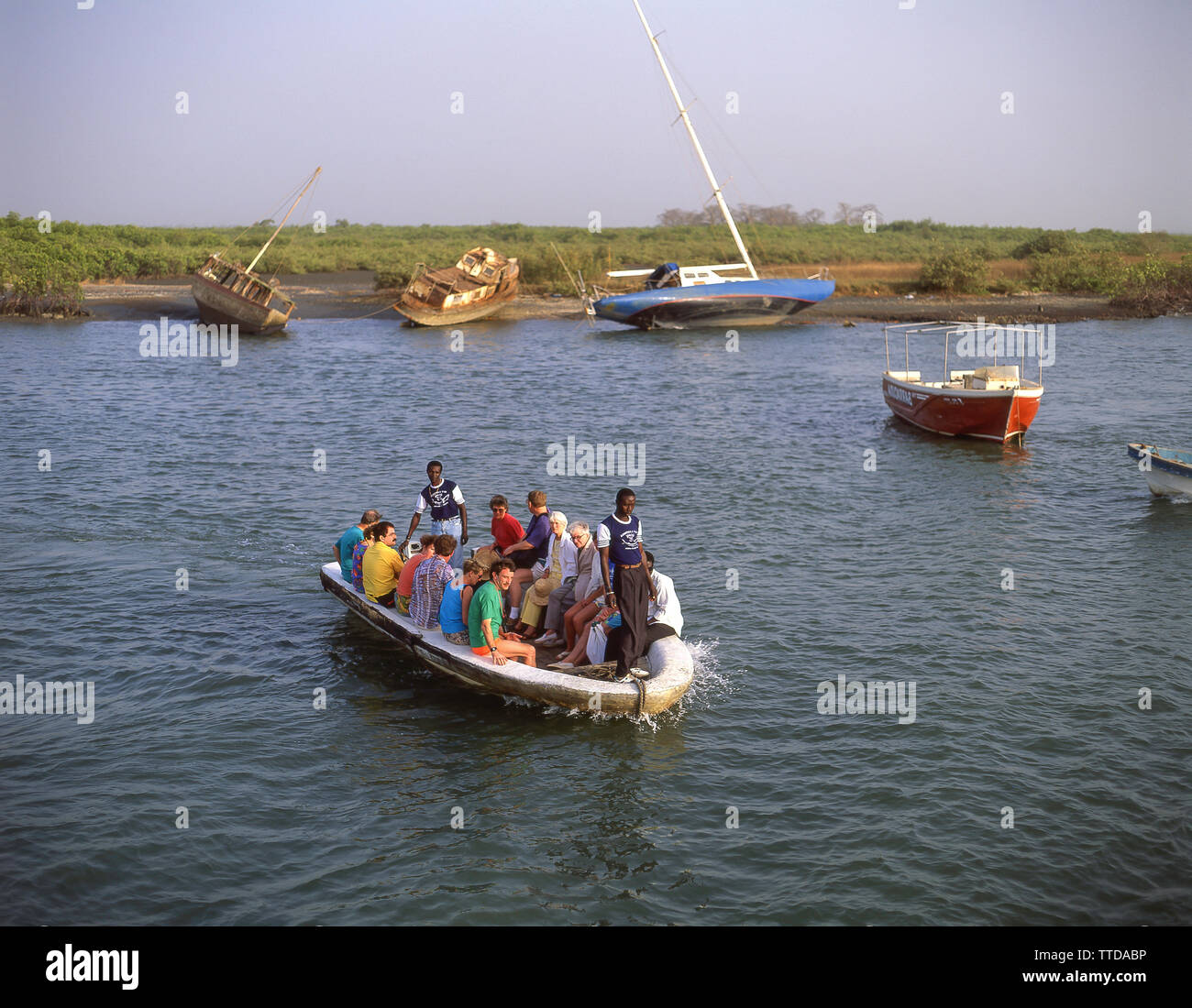 'Raíces' excursión turística por el río Gambia, cerca de Juffure, Ribera Norte, República de Gambia Foto de stock