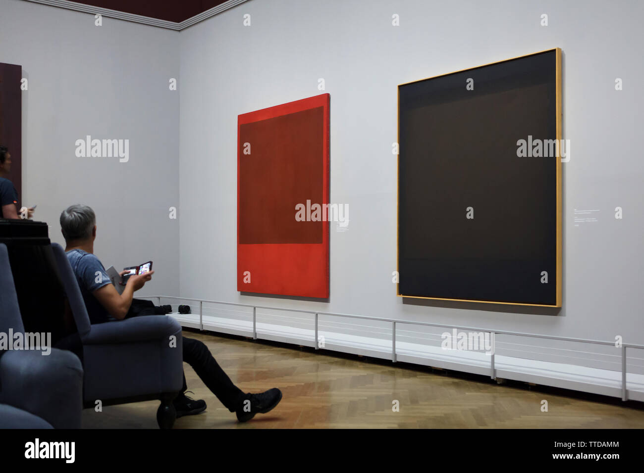 Los visitantes delante de la pintura abstracta americana pintor expresionista Mark Rothko muestra en su exposición retrospectiva en el Kunsthistorisches Museum (Museo de Historia del Arte) en Viena, Austria. La exposición durará hasta el 30 de junio de 2019. Foto de stock