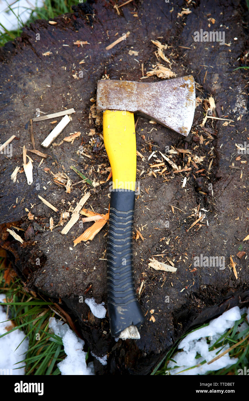 Utiliza hacha con mango de plástico sobre fondo de madera Fotografía de  stock - Alamy