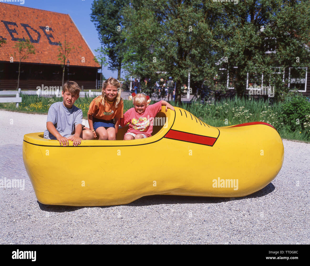 Los niños dentro de un gigante clog, Zaanse Schans, Zaandam, Noord-Holland, Reino de los Países Bajos Foto de stock