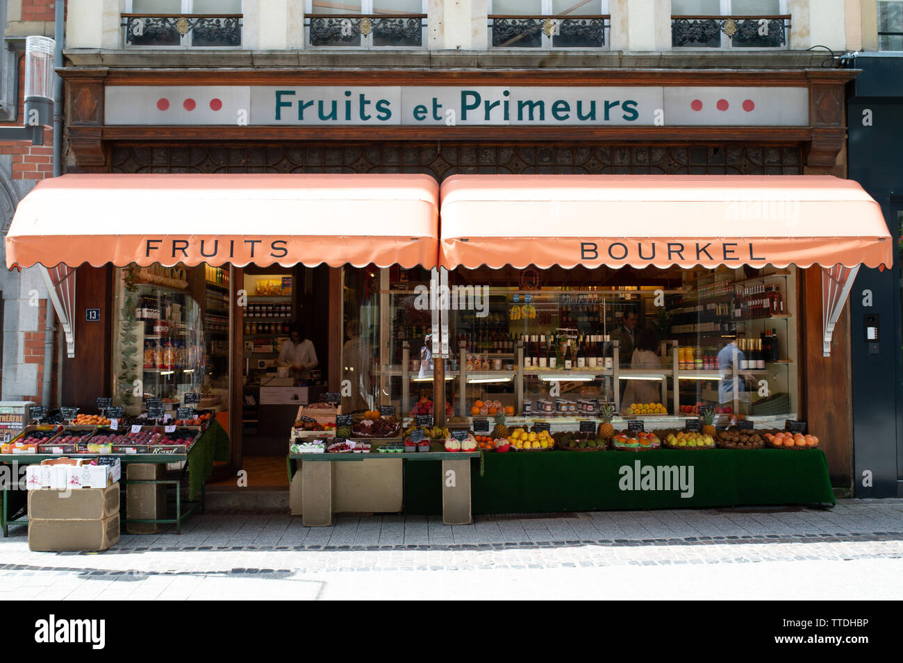 Una tienda de fruta y vino en la ciudad de Luxemburgo. Foto de stock