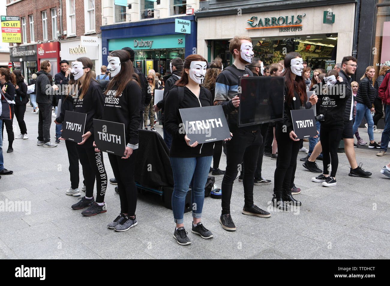 La carne es asesinato demo en Grafton Street, Dublín, Irlanda. Para los que no tienen voz anónima capítulo en Irlanda Foto de stock