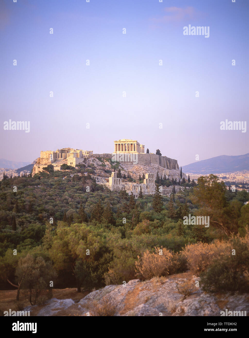 La Acrópolis de Atenas desde Mousion Hill, Atenas (Athina), en el centro de Atenas, Grecia Foto de stock