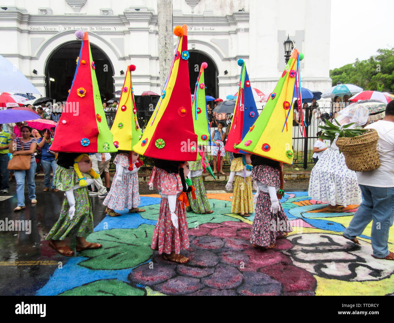 Escenario de la procesión de Corpus Christi en la Villa de Los Santos. La  imagen muestra el personaje llamado 'Las enanas", quienes juegan un baile  tradicional Fotografía de stock - Alamy