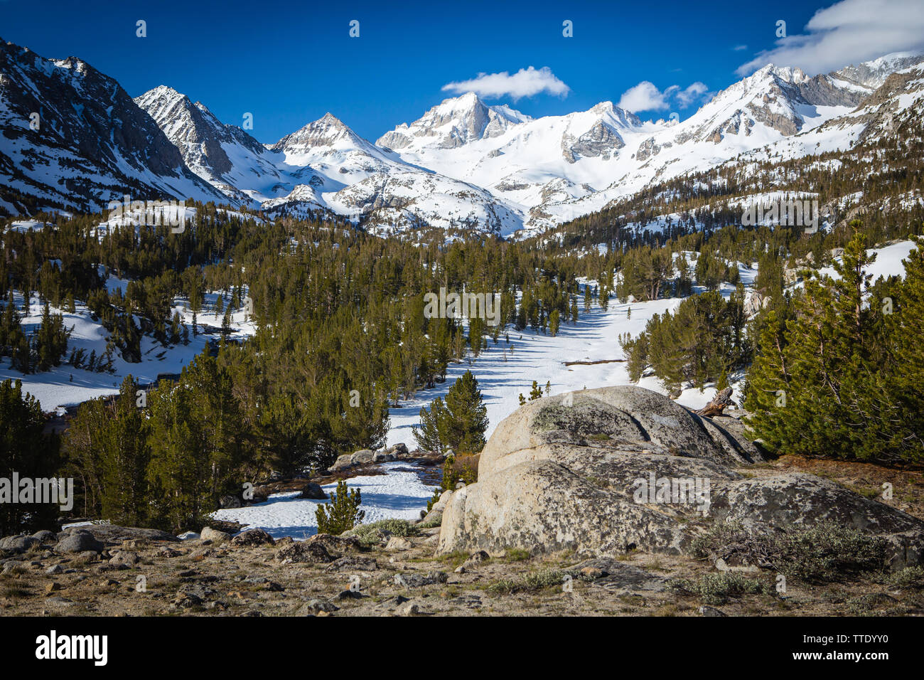 Picos de montañas nevadas en primavera en pequeños lagos valle la parte oriental de Sierra Nevada de California, EE.UU. Foto de stock