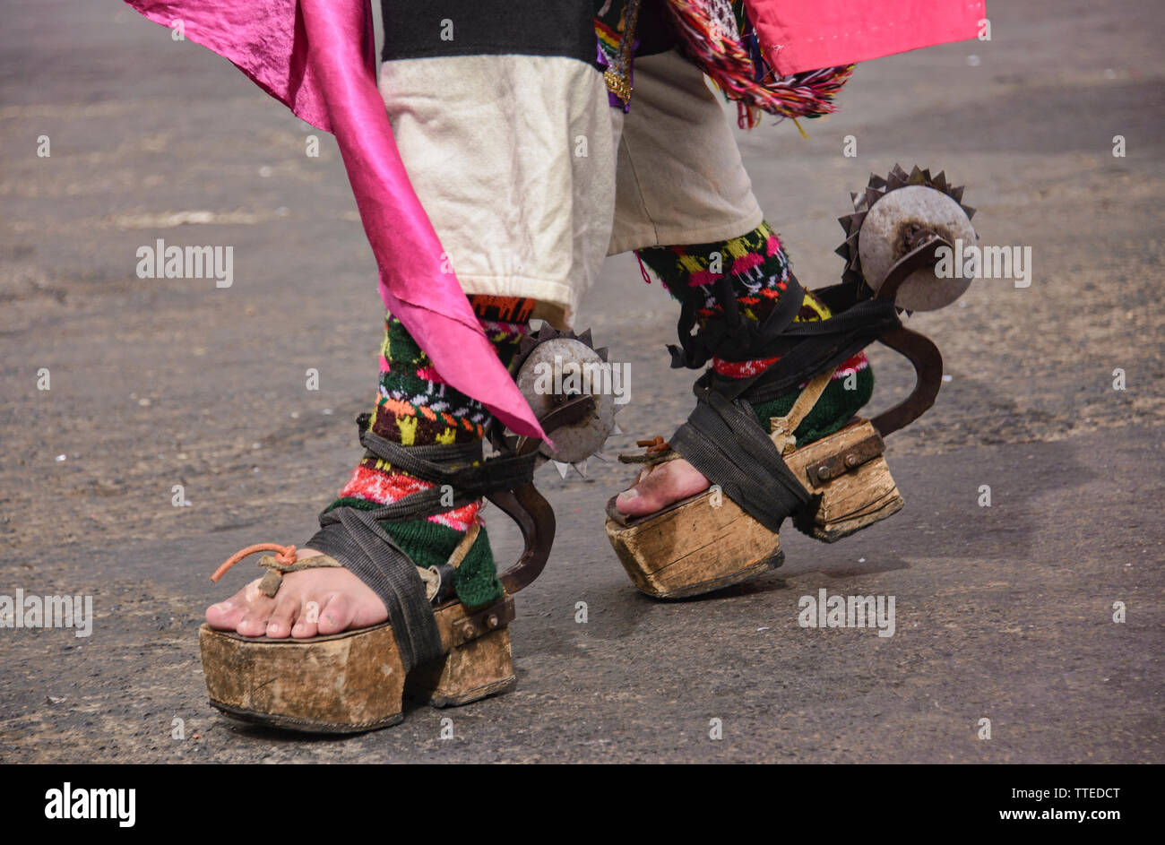 Zapatos de bailarín indígena en el colorido Festival de Gran Poder, La Paz,  Bolivia Fotografía de stock - Alamy