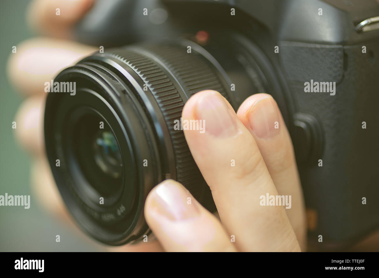 Fotógrafo manos sosteniendo una cámara digital, centrándose y tomando fotos, macro closeup Foto de stock