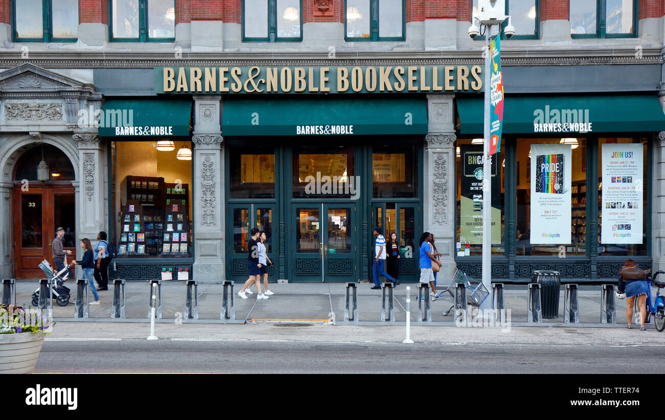 Barnes & Noble, 33 East 17th Street, New York, NY. exterior del escaparate de una librería en Union Square, en Manhattan. Foto de stock