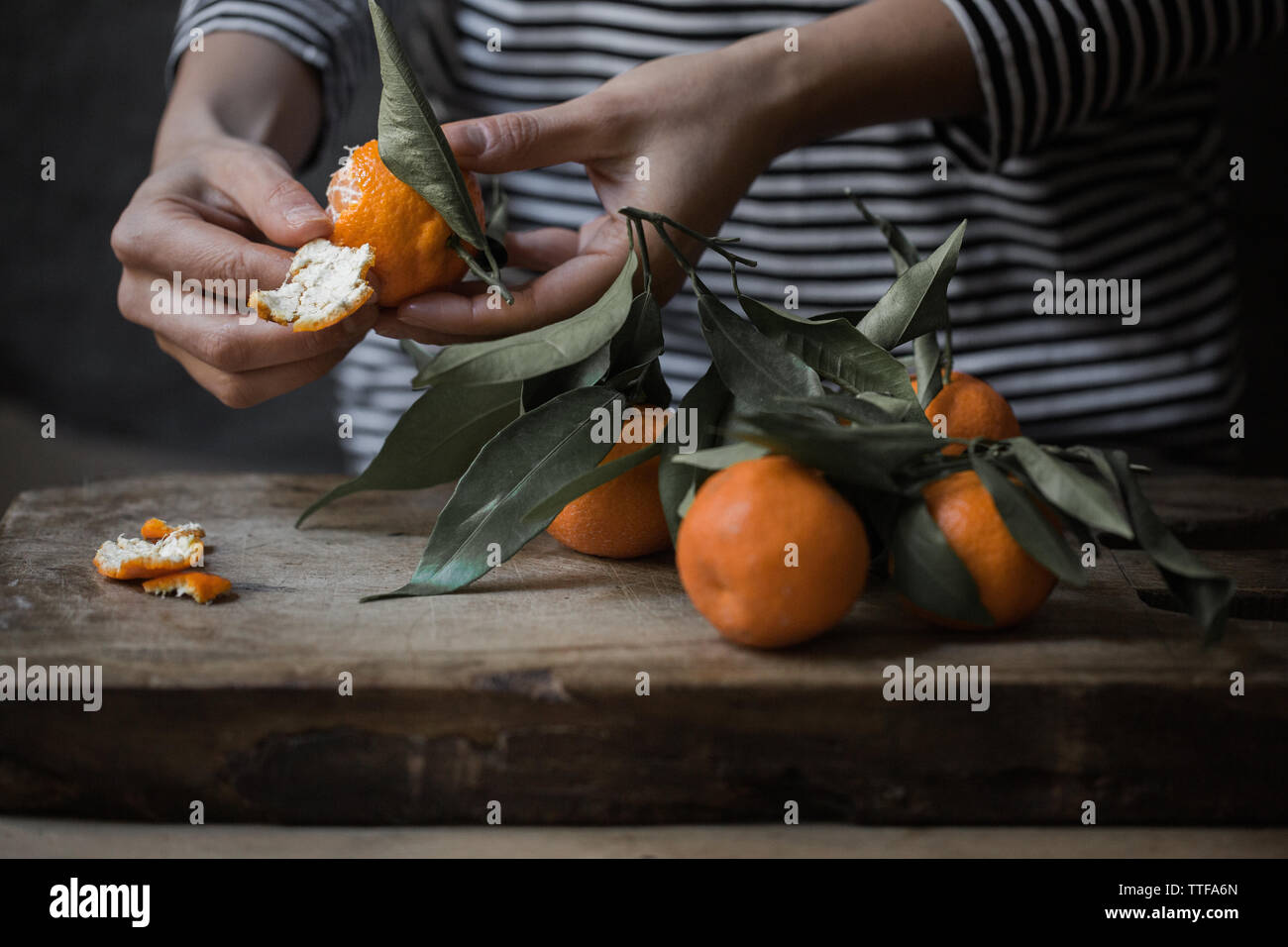 Mujer pelando fruta Stock Photo