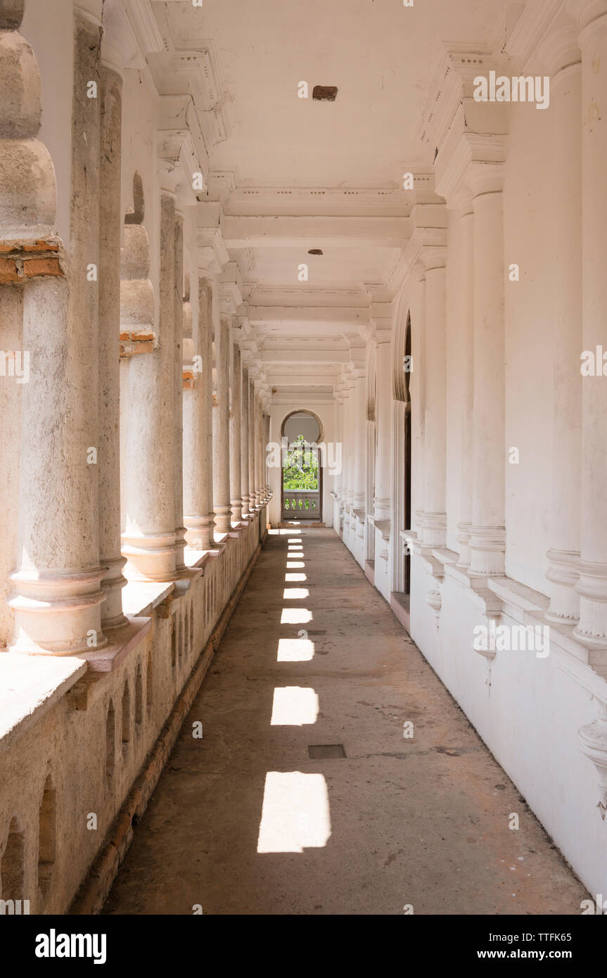 Perspectiva decreciente del antiguo corredor en Kellie's Castle Foto de stock