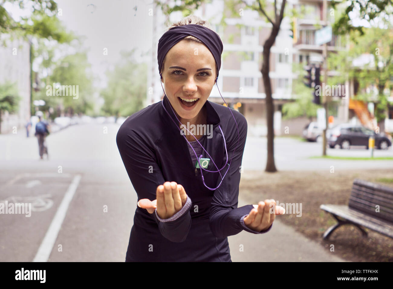 El Athletic femenino altamente motivados para preparar ejercicios diarios Foto de stock