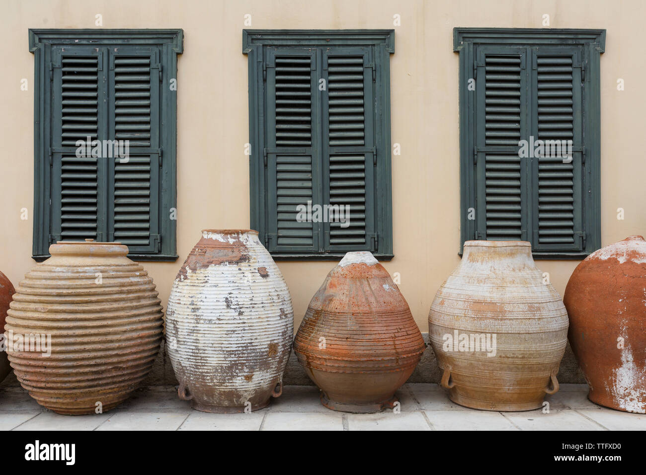 Recipientes de cerámica en la fachada del edificio en Atenas. Foto de stock
