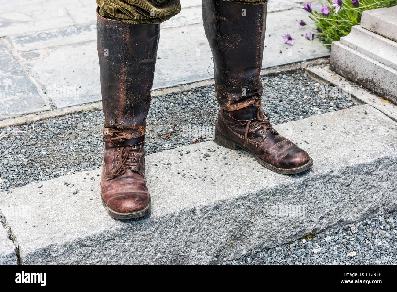 Botas bien gastadas fotografías e imágenes de alta resolución - Alamy