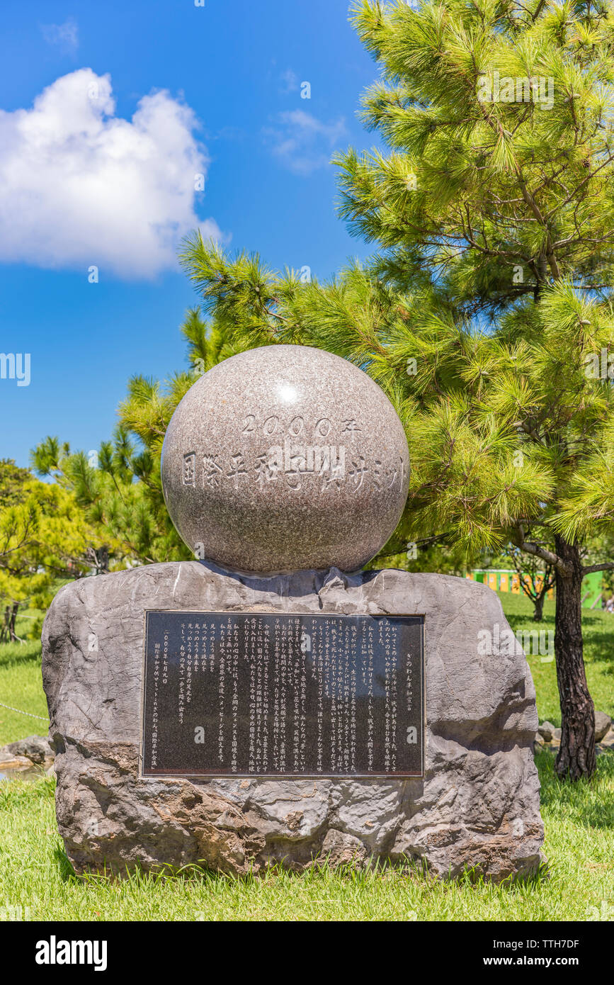 Monumento De Piedra De La Paz Internacional Cumbre De La Infancia Que Se Encuentra En El Centro De Convenciones Okinawa En La Ciudad De Ginowan Fotografia De Stock Alamy