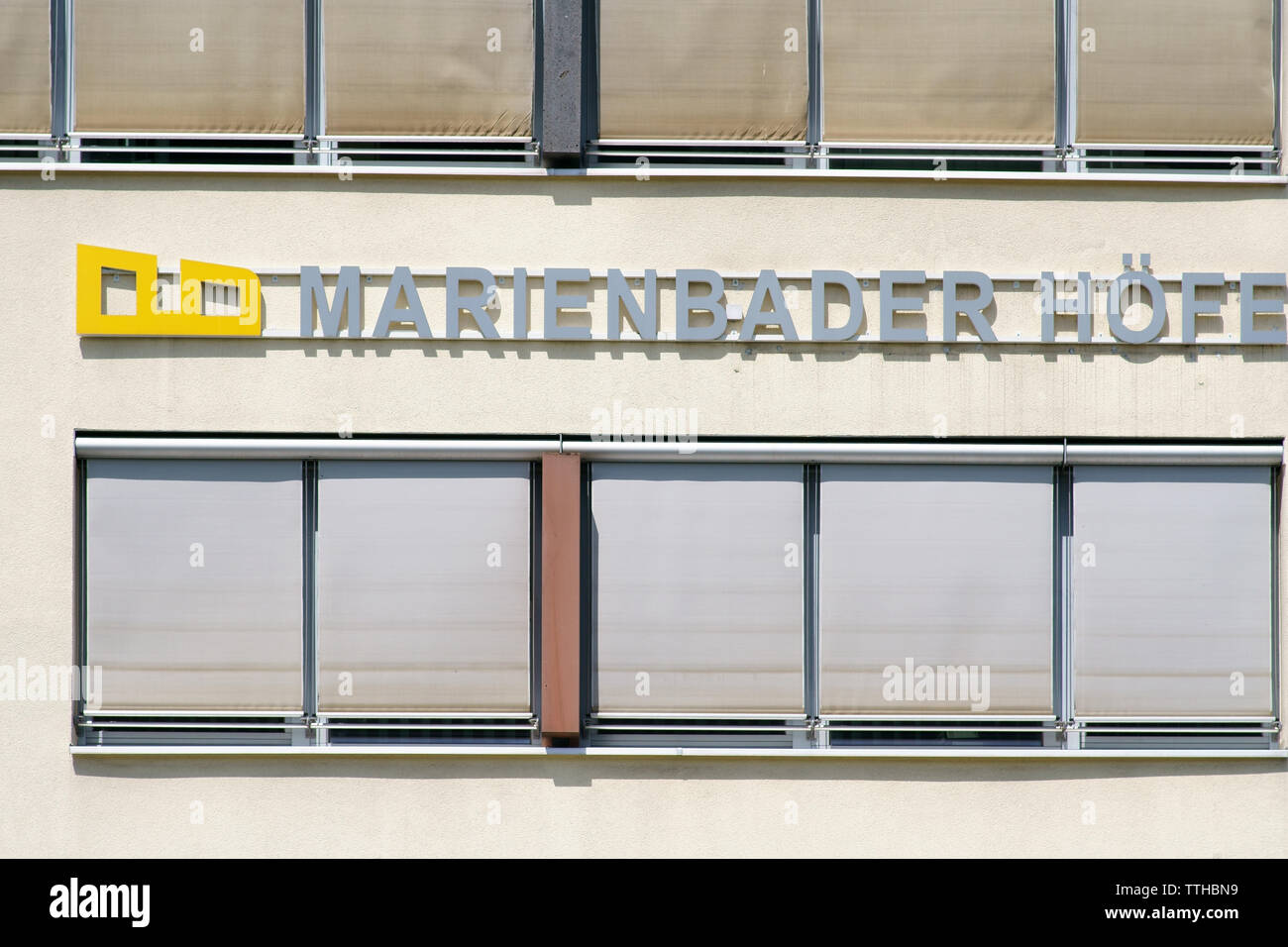 Bad Homburg, Alemania - Junio 09, 2019: el logotipo de los complejos residenciales y de oficinas Marienbader Hoefe en el centro de la ciudad, en junio 09, 2019 en Bad Homb Foto de stock