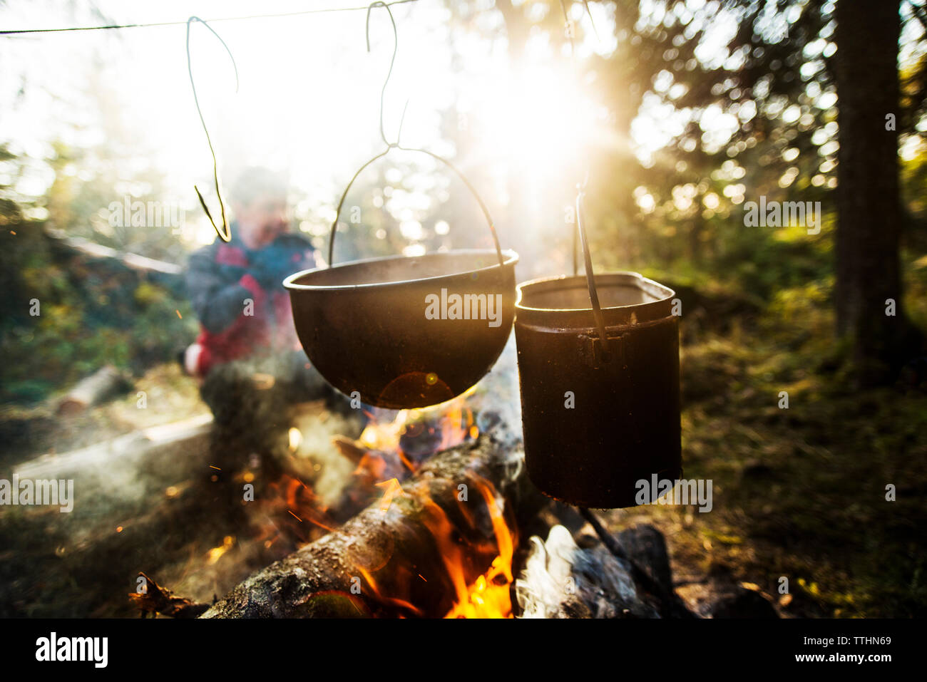 Los alimentos se cocinan en los utensilios más hoguera en día soleado Foto de stock