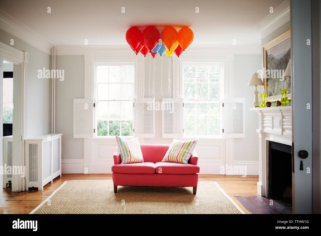 Globos de helio más sofá cama en salón en casa Foto de stock