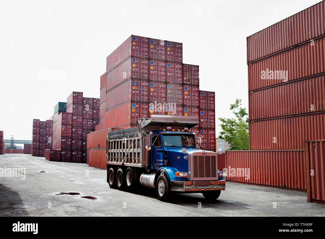 Camiones y contenedores de carga en el muelle comercial Foto de stock