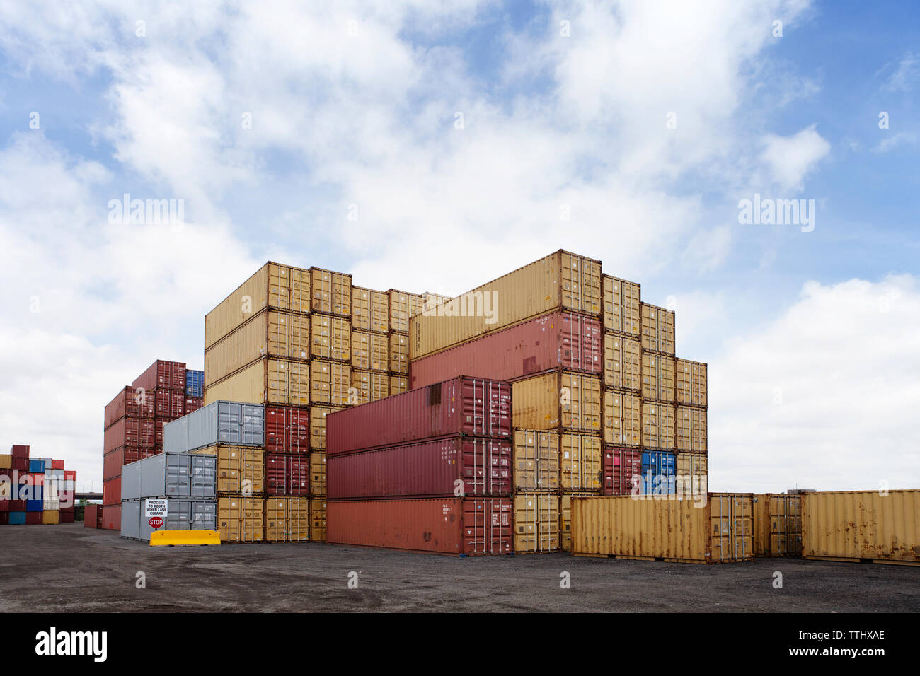 Contenedores de carga en el muelle comercial Foto de stock