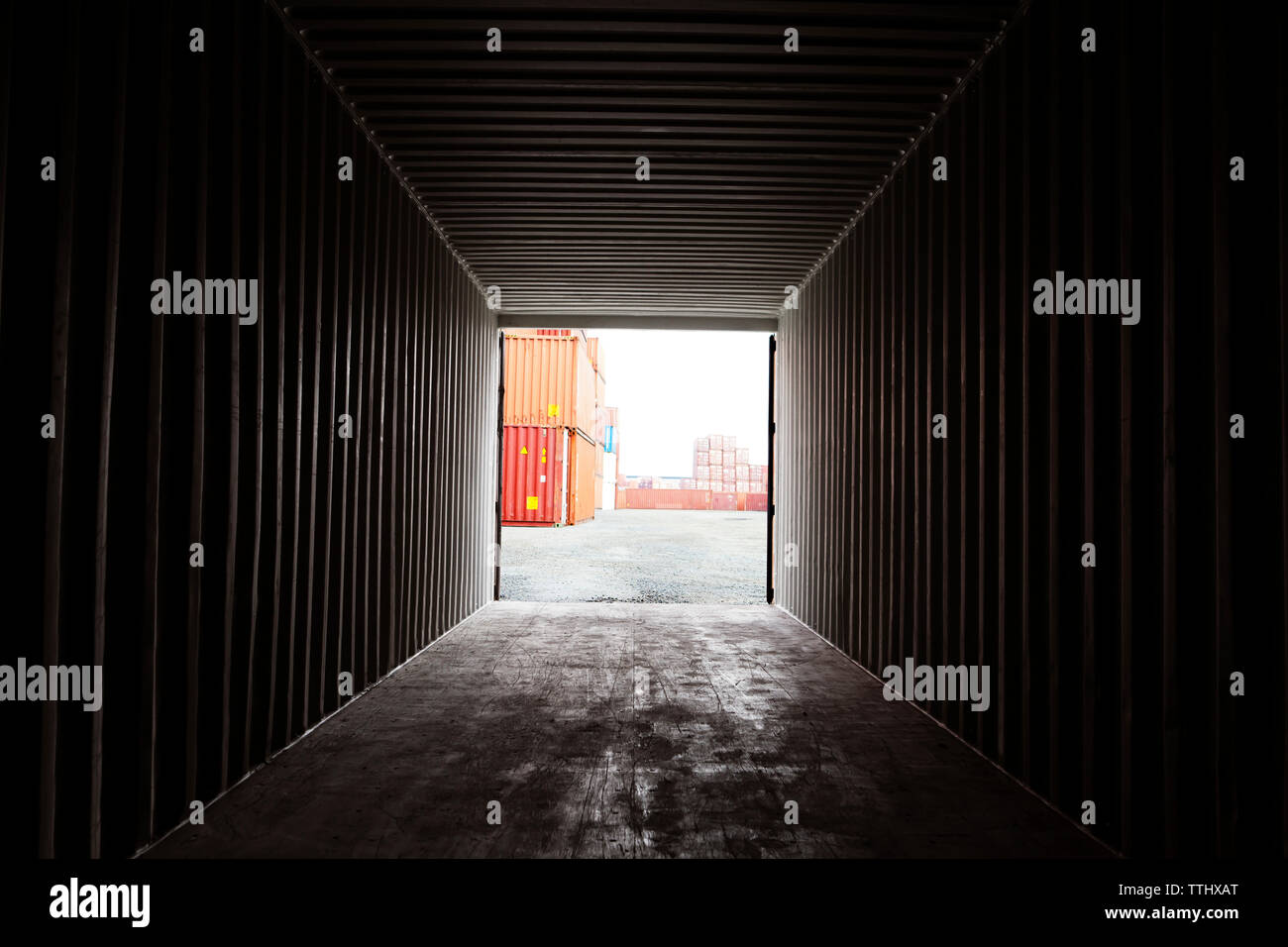 Muelle Comercial vistos a través de contenedor de carga Foto de stock
