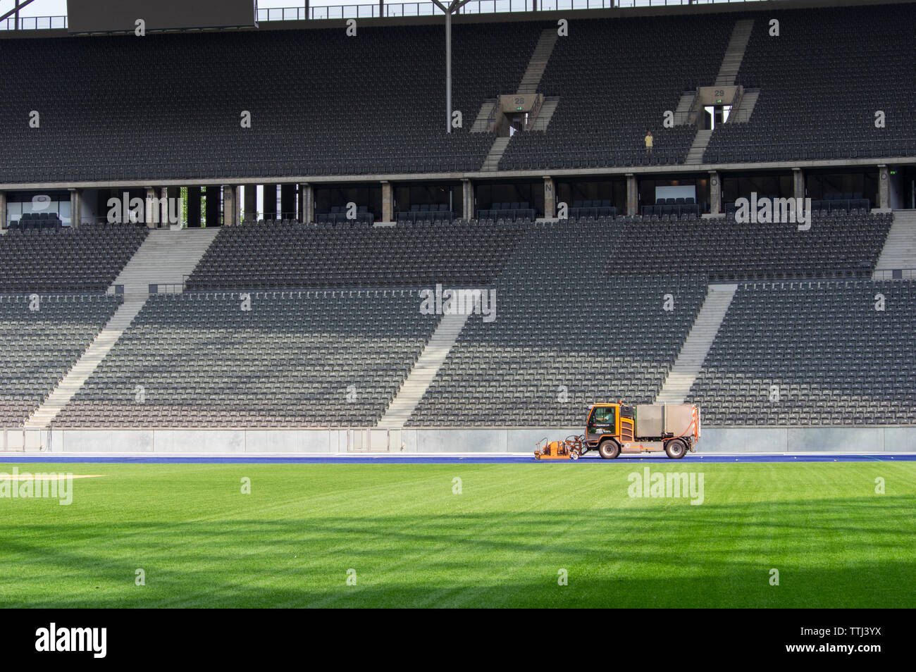 Carretilla limpieza de la pista de atletismo de tartán de Olympiastadion Berlin Foto de stock