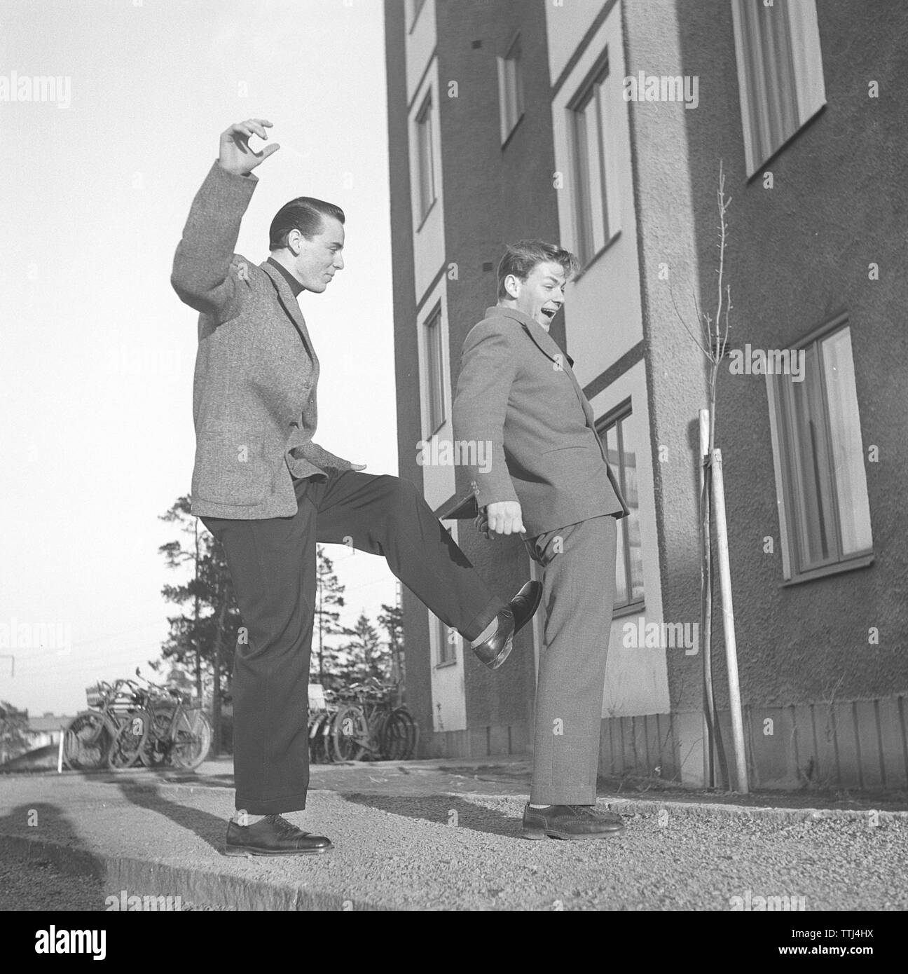 Diversión en la década de 1950. Un hombre es patear la otra en la parte trasera. Suecia 1952 BF Kristoffersson?-10 Foto de stock