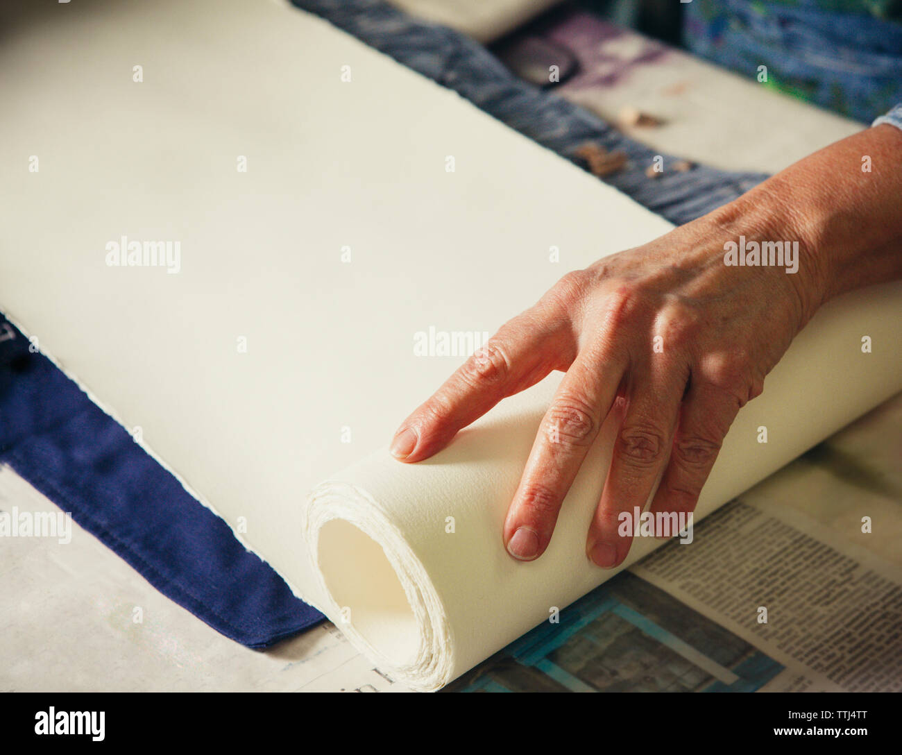 Rancio vértice Ejecución Recorta las manos de artesana ajuste de papel enrollado en un taller sobre  tela Fotografía de stock - Alamy