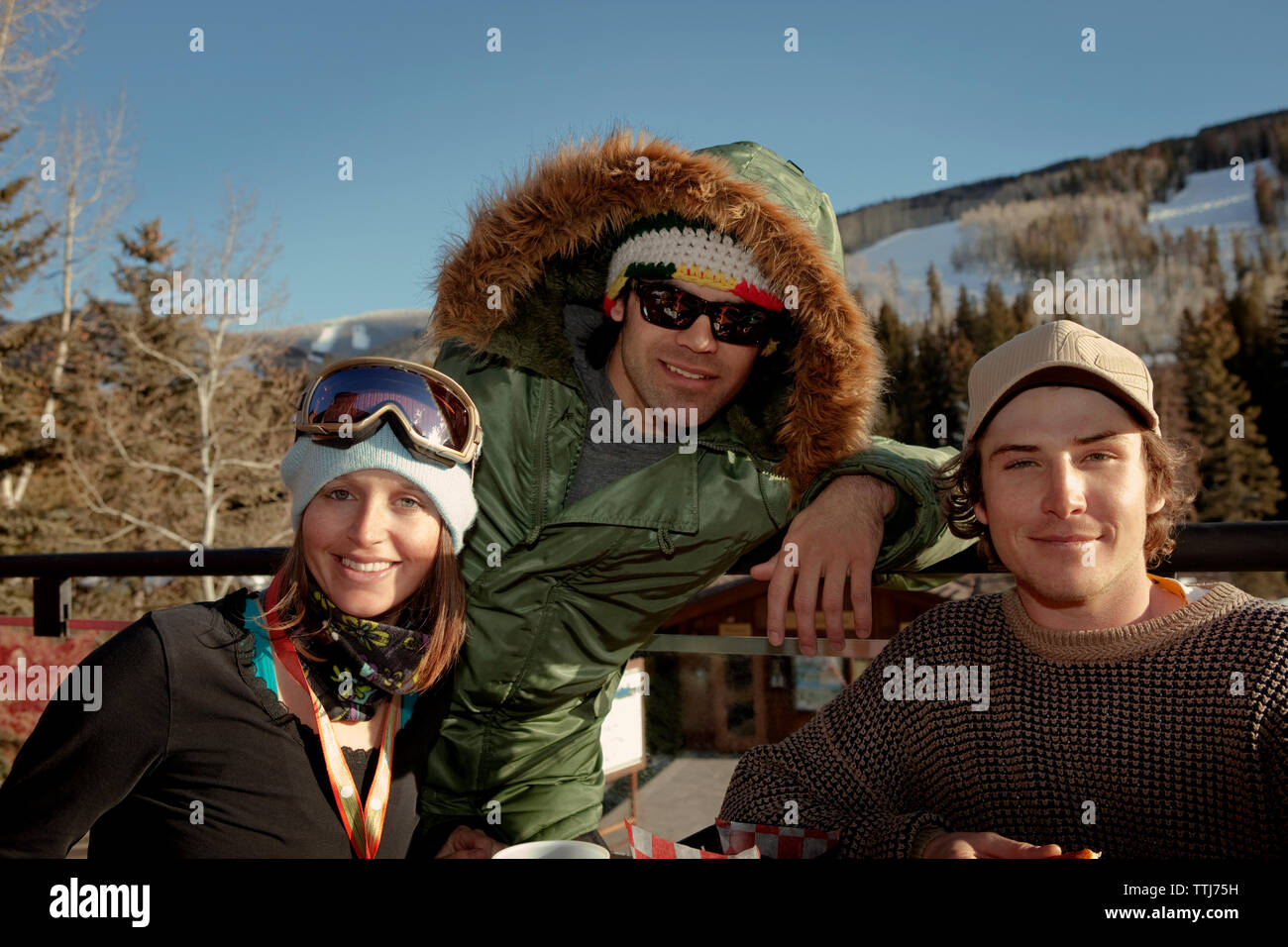 Retrato de amigos sentado en ski resort Foto de stock