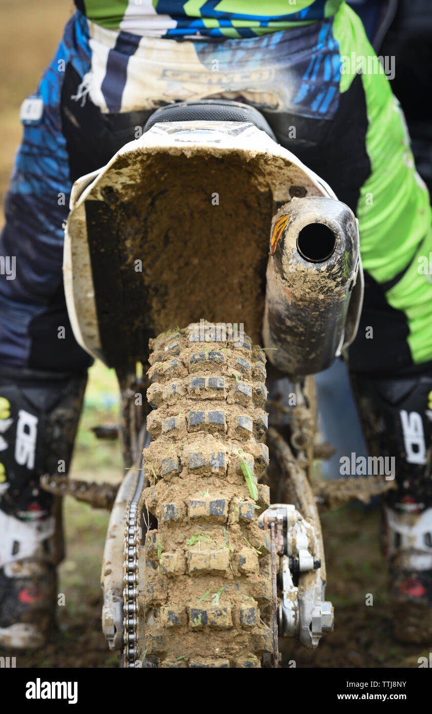 Atleta desconocido montando una moto deportiva y fangoso rueda en un evento de Motocross racing Foto de stock