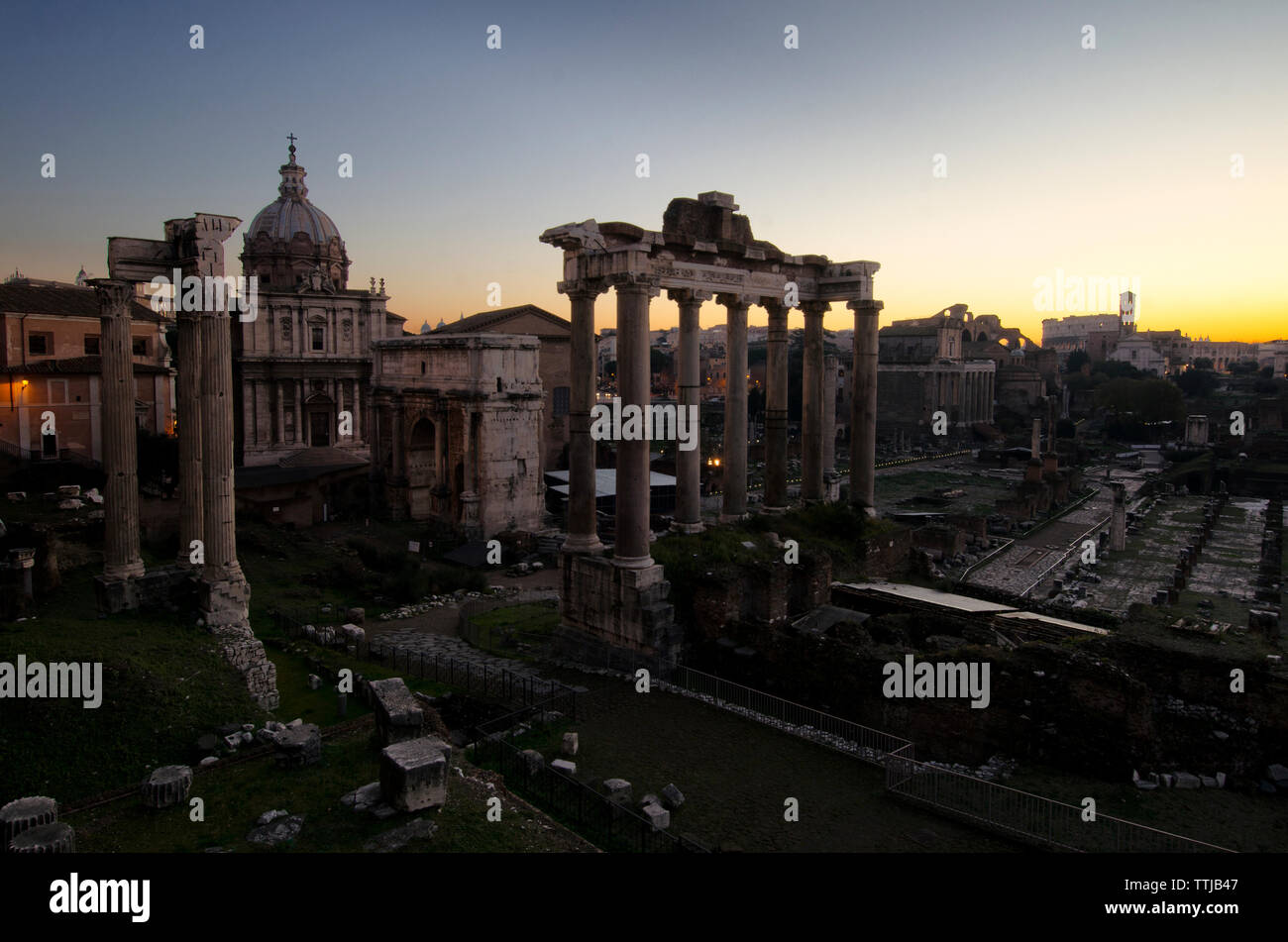 Vista del foro romano durante la puesta de sol Foto de stock