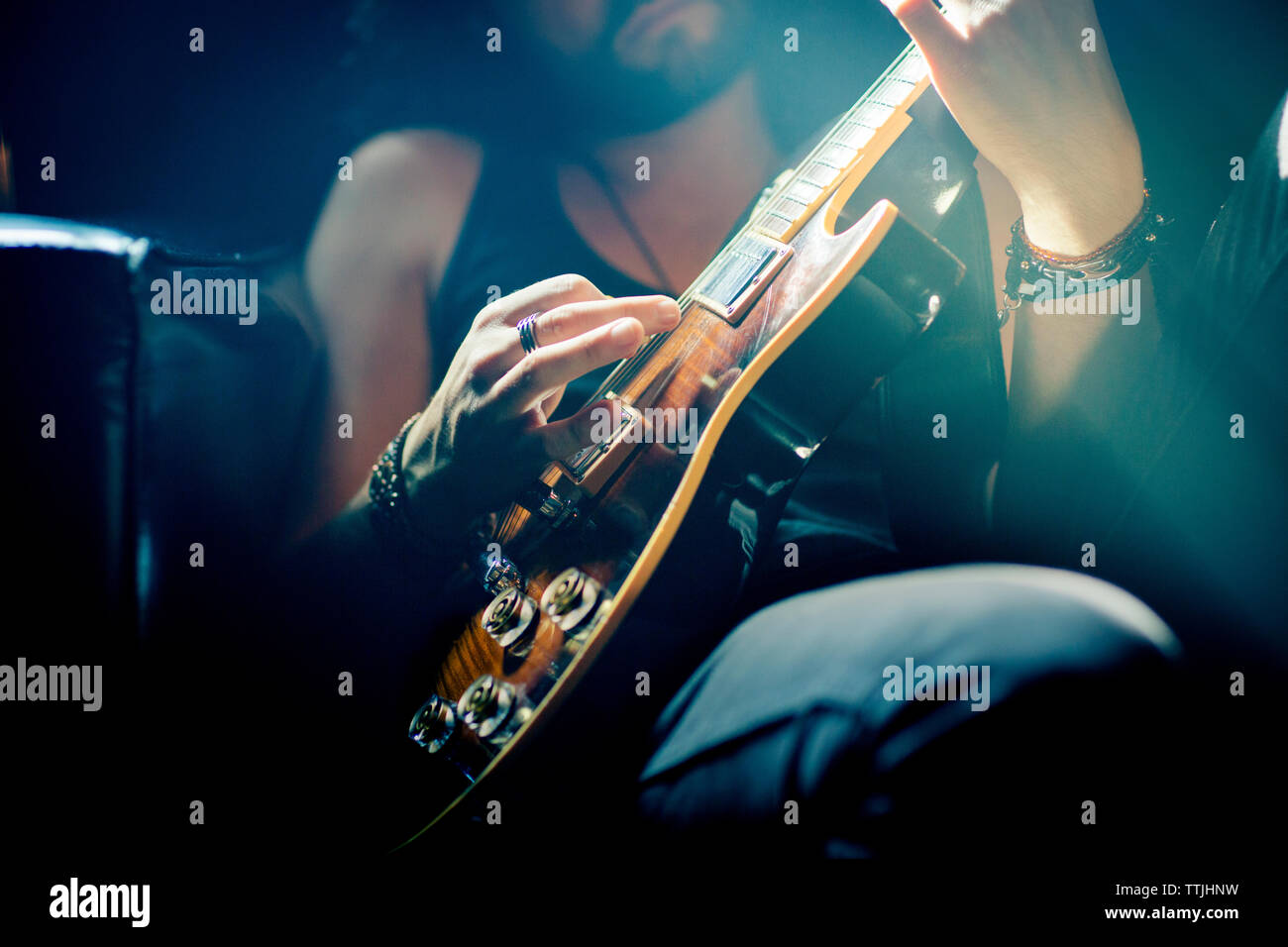 Central de músico practicar guitarra en la música rock studio Fotografía de  stock - Alamy