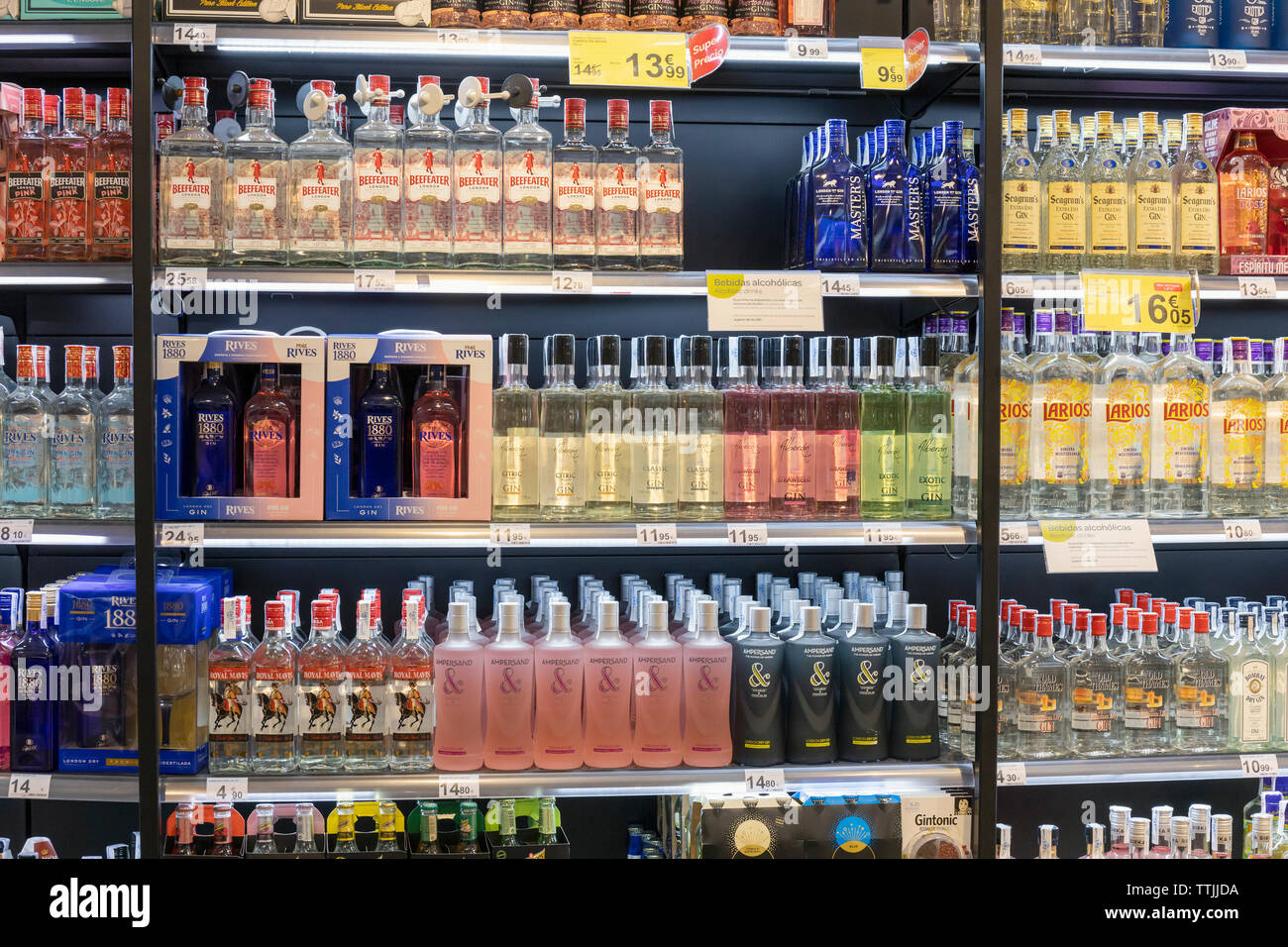 Selección de bebidas, el supermercado Carrefour, Torremolinos, Costa del  Sol, Málaga, Andalucía, sur de España Fotografía de stock - Alamy