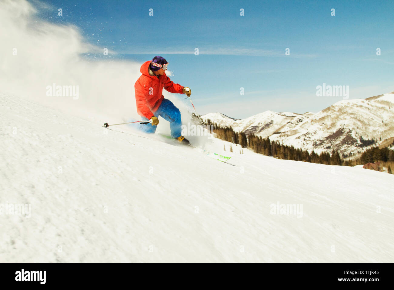 Hombre de esquí Esquí contra el cielo claro Foto de stock