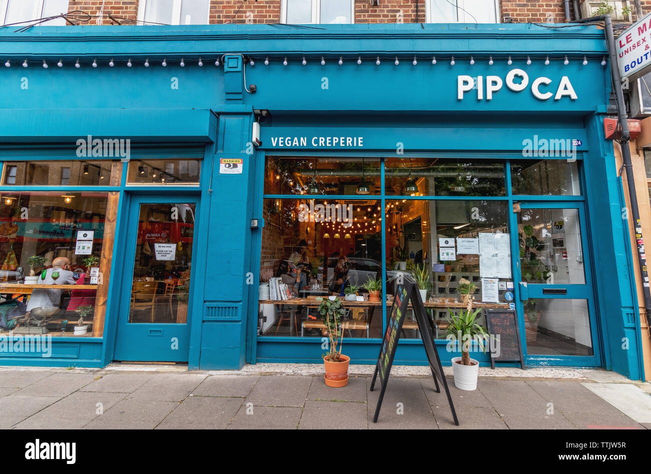 Londres - 15 de junio de 2019 - Pipoca vegan creperie y cero residuos shop entrada en Brixton Foto de stock