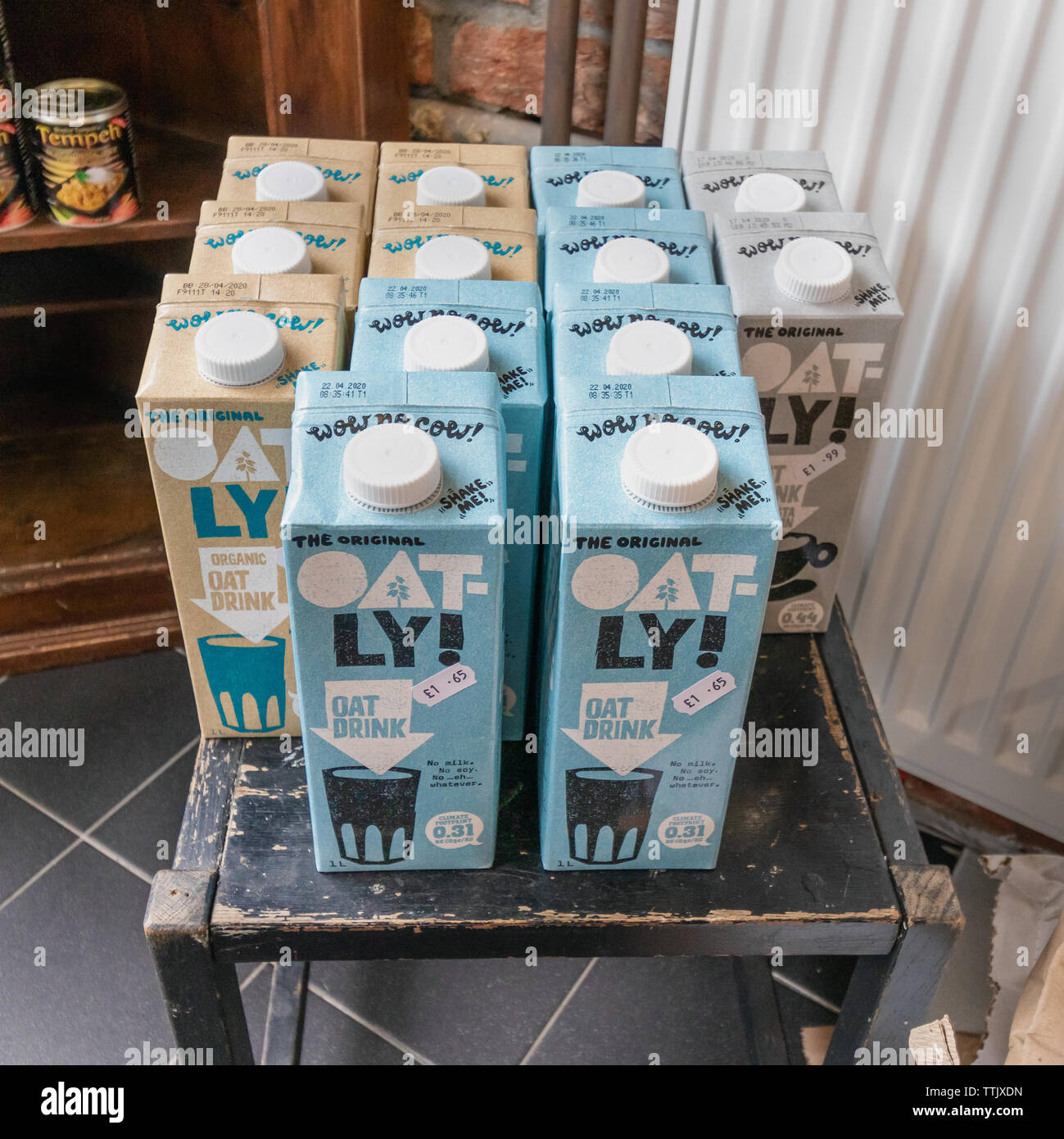 Londres/UK - 15 de junio de 2019 - Colección de Oatley cartones de una bebida de avena leche alternativa Foto de stock