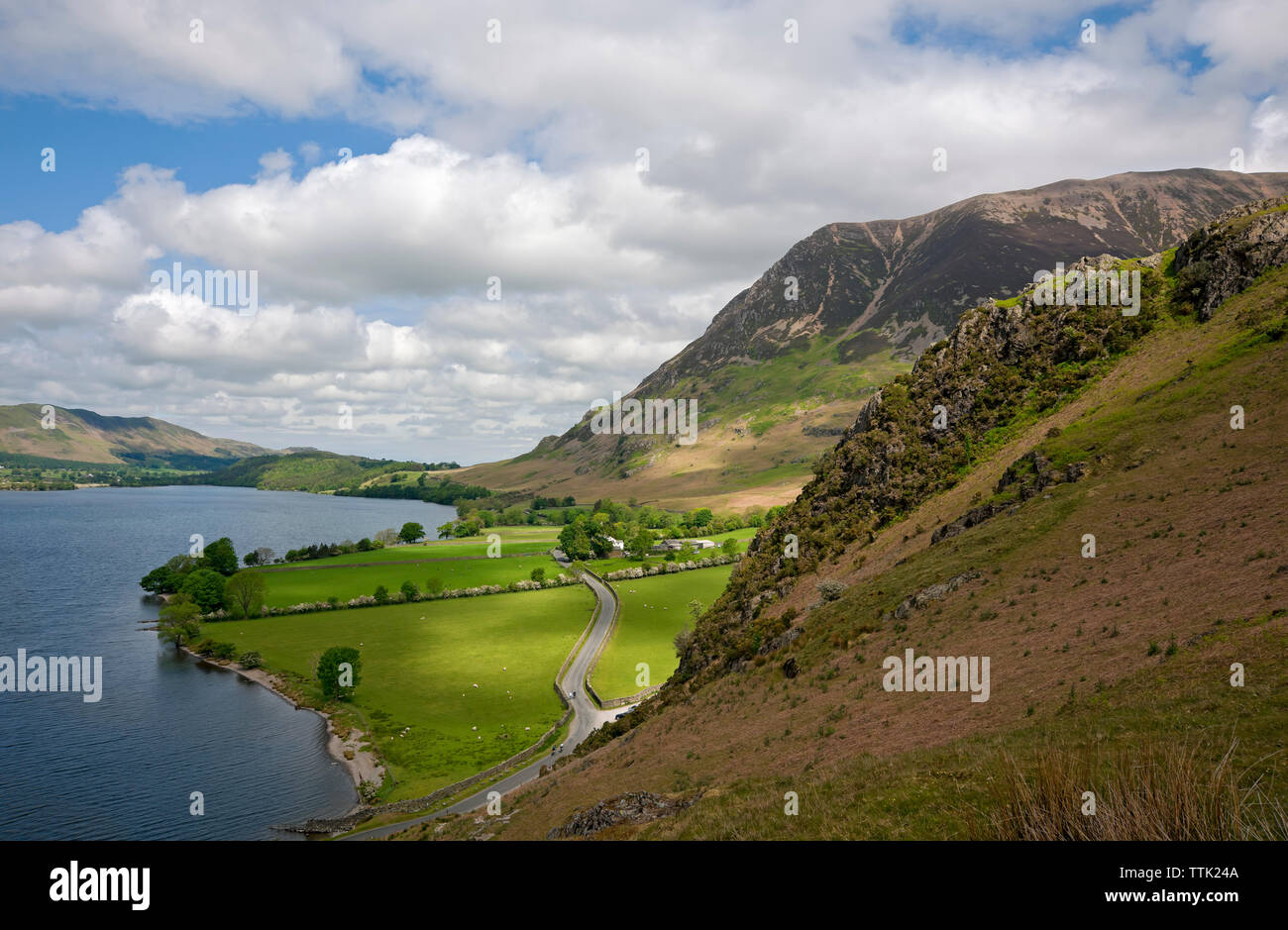 Vista de Grasmoor y Hause punto en agua Crummock Lake District National Park Cumbria Inglaterra Reino Unido GB Gran Bretaña Foto de stock