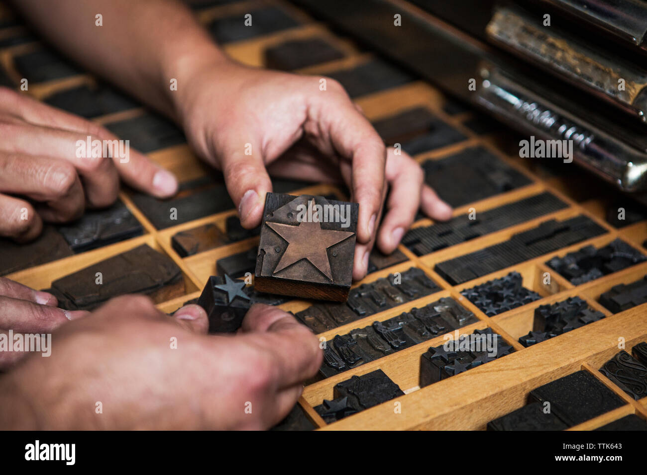 Imagen recortada de manos sosteniendo estrella la serigrafía en el taller Foto de stock