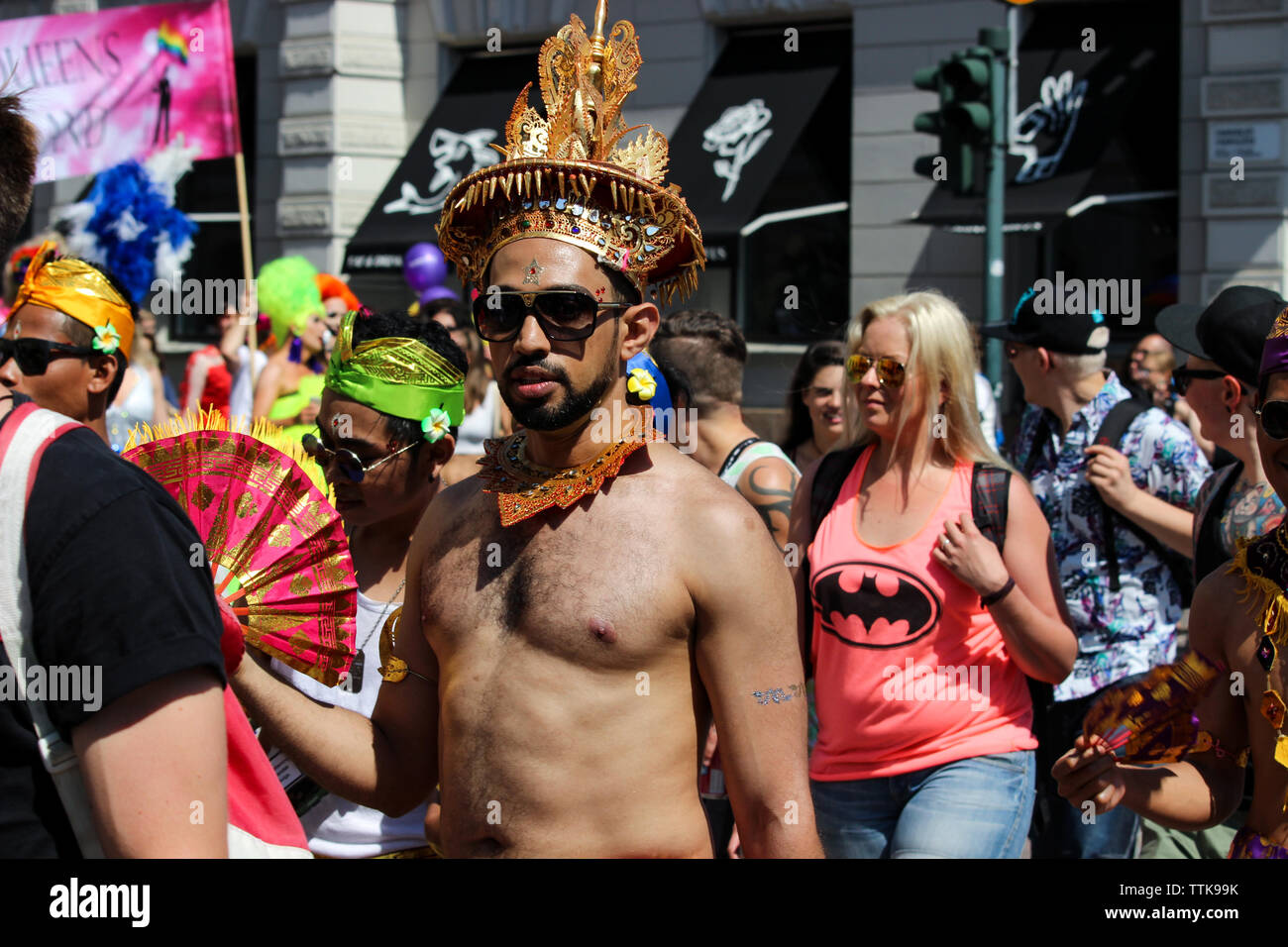 Hombre topless en el desfile del orgullo de Helsinki 2016 en Helsinki,  Finlandia Fotografía de stock - Alamy