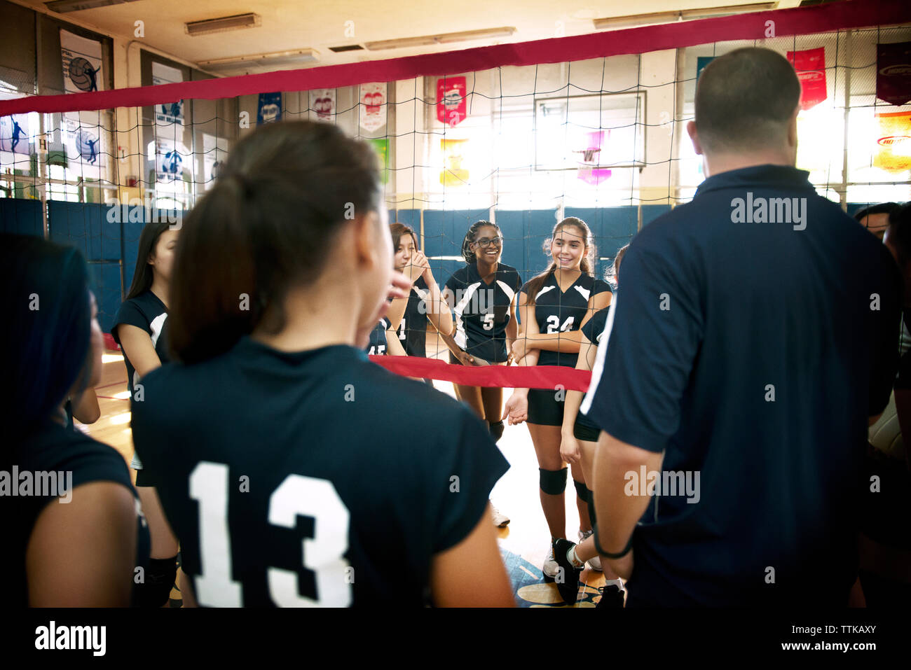 Explicando el entrenador de voleibol femenino Foto de stock