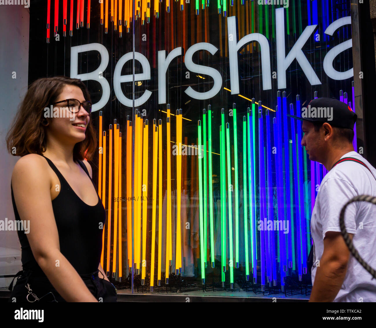 Los compradores pasar una tienda de ropa bershka en el Soho en Nueva York  el viernes, 7 de junio de 2019. La cadena es propiedad del gigante  minorista español Inditex, uno de